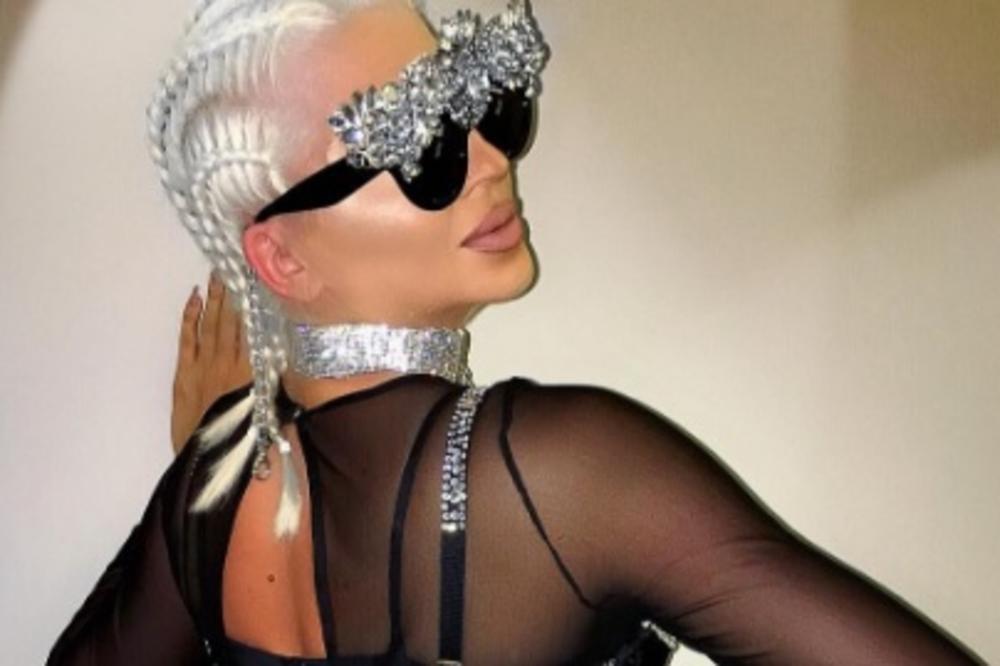 Ako ovo nije delo hirurga, onda ne znamo šta je! Guza Jelene Karleuše nikad veća! (FOTO)