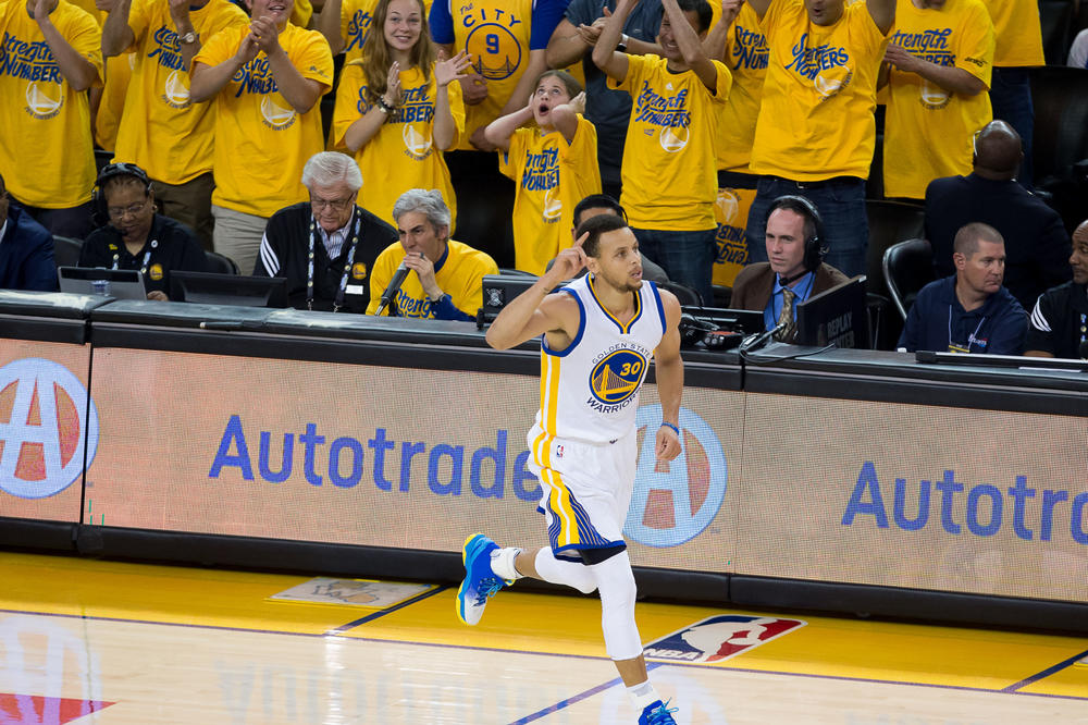 Zbog pobede Golden Stejta morao je da pojede svoju majicu! (VIDEO)