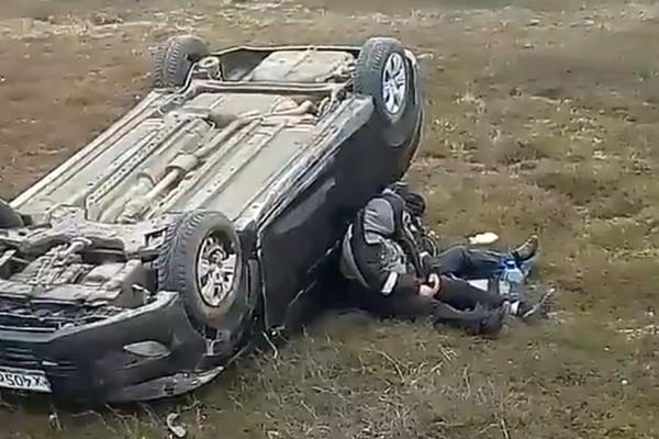 Za nevericu: Imali tešku saobraćajku, pa uradili neverovatno glupu stvar (VIDEO)