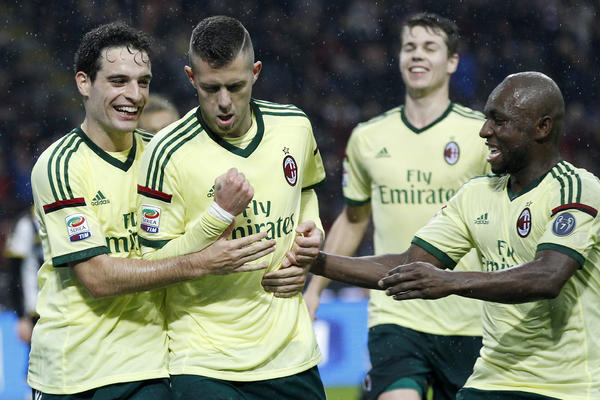 Bivši fudbaler Milana počupao kosu svojoj ženi jer mu nije dala! (VIDEO)