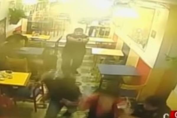 Zašto ovu UFC damu zovu metak? Zato sto iz unakrsne pucnjave izadje nepovredjena! (VIDEO)