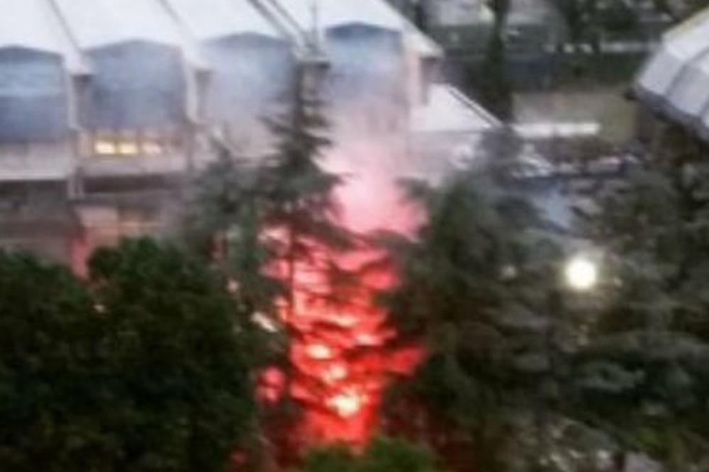 Žestoka tuča Delija i Grobara ispred Pionira: Letele flaše i baklje, pucali izlozi! (FOTO)