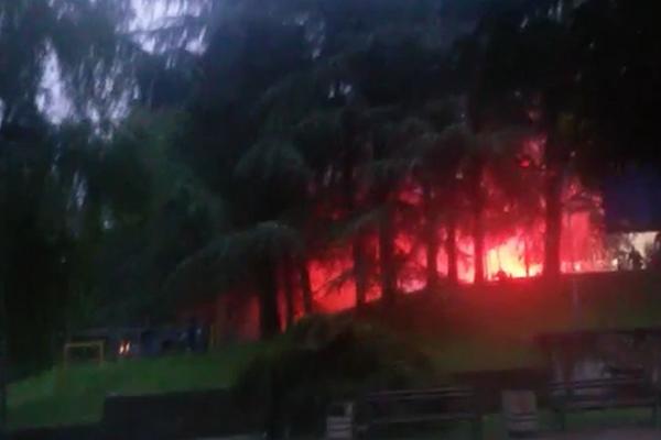 Snimak tuče Delija i Grobara: Gorelo je ispred Pionira! (VIDEO)