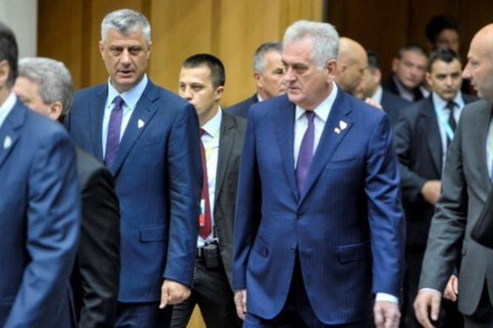 Kao blizanci: Toma i Tači na istom mestu u istim odelima! (FOTO)