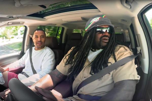 Uđete u taksi, a tamo vas  čeka grdosija sa lošom perikom i tera vas da pevate! (VIDEO)