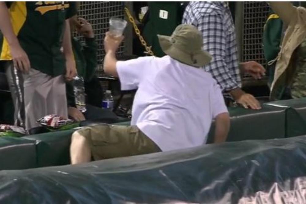 Koji je ovo car: Svi su se tukli za lopticu, a on je hteo samo jedno - pivo! (VIDEO)