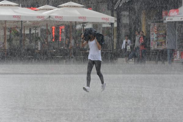 KIŠA I GRAD SE SRUČILI NA BEOGRAD! Najkritičnije u Zemunu gde je palo 16 LITARA KIŠE! (FOTO)