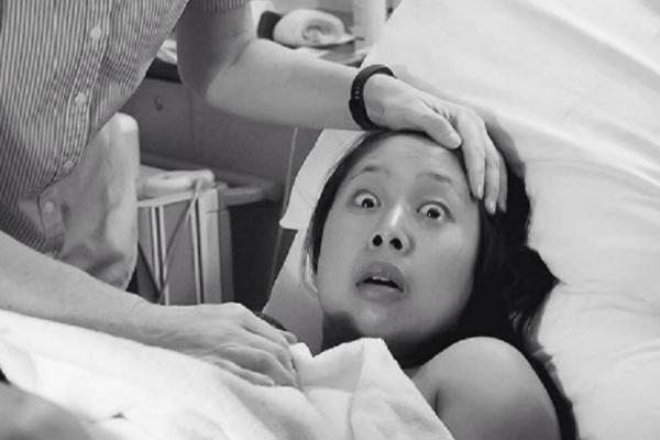 Izraz njenog lica kad su joj rekli da je rodila dečaka postao je planetarni hit (FOTO)