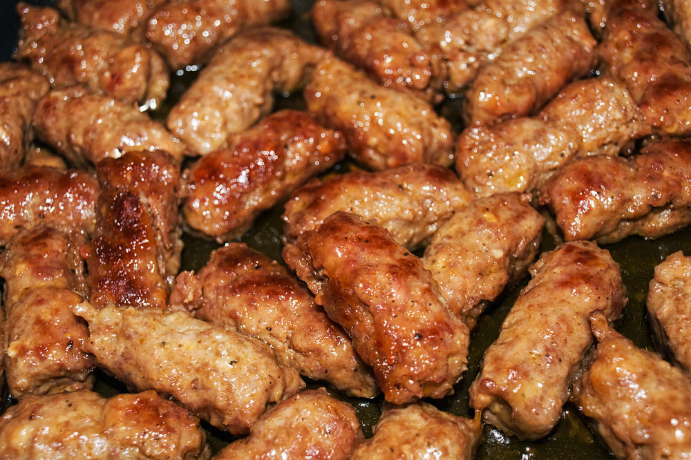 KAO HAJDUCI NA MITROVDAN! Vlast u Vranju pojela 200.000 ćevapa za dve godine, spucali 13 miliona na kafane!