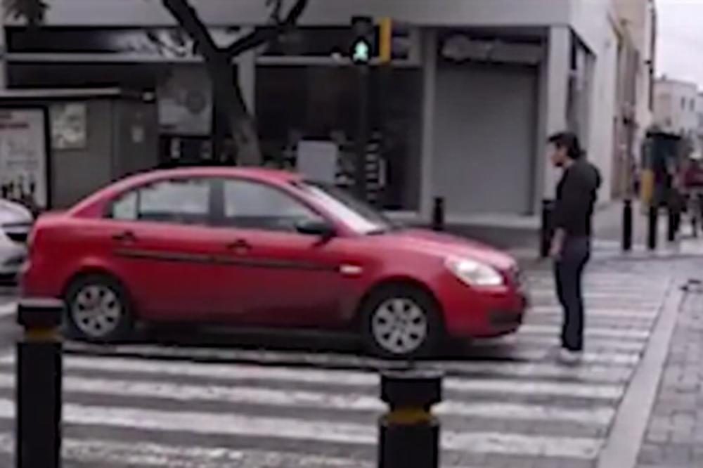 Kod nas bi ga već zgazili: Ovaj pešak objasnio je bahatom vozaču neke stvari! (VIDEO)