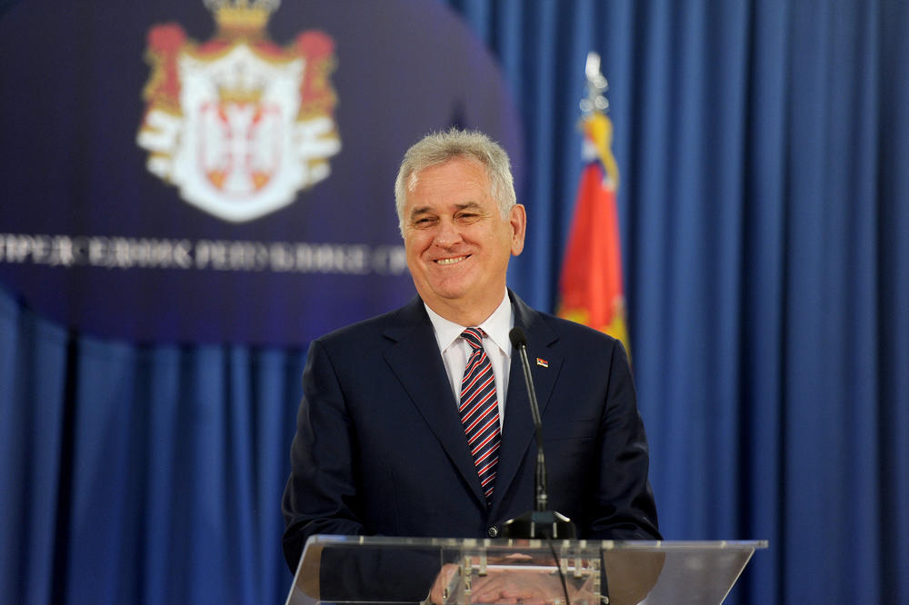 Apsolutni hit na netu: Toma pre i posle fejsliftinga! (FOTO)