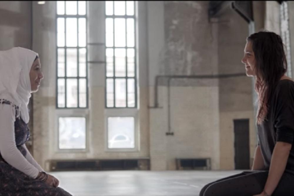 Šta se desi kad se potpuni stranci gledaju u oči 4 minuta? Svet zanemi! (FOTO) (VIDEO)