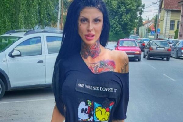 Kakav fotošop blaaam! Krunićka htela da namontira guzu, a iskrivila zid i ogradu! (FOTO)