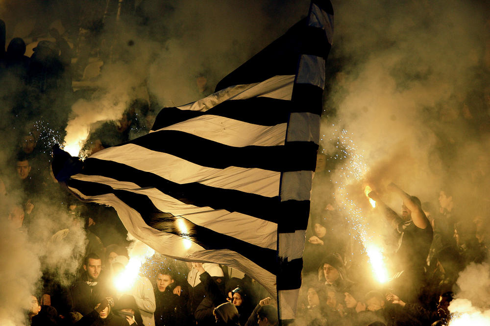 Neviđena provokacija: Grobari iz automobila puštali navijačke pesme ispred Marakane i Delija! (VIDEO)