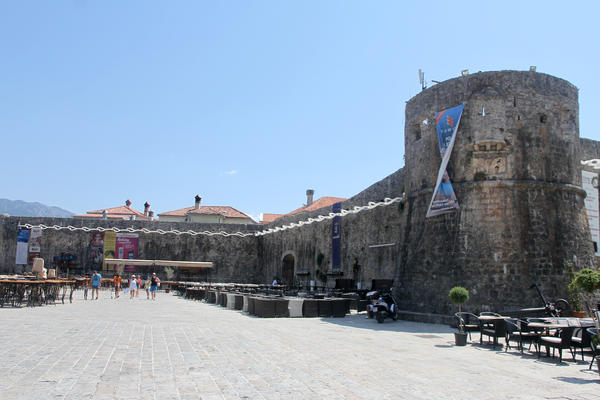 Bosanke ojadile turiste u Budvi: Ušunjaju se u grupu, pa krenu u akciju