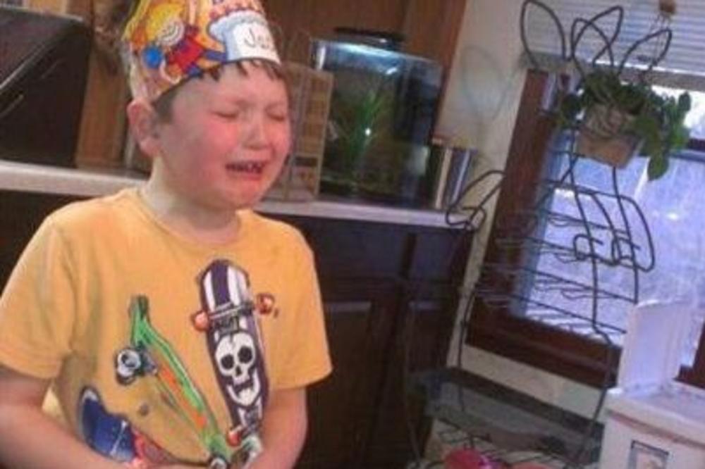 Kako je mogla ovako da razočara sina? Rasplakala je klinca u 3 sekunde i to za rođendan! (FOTO)