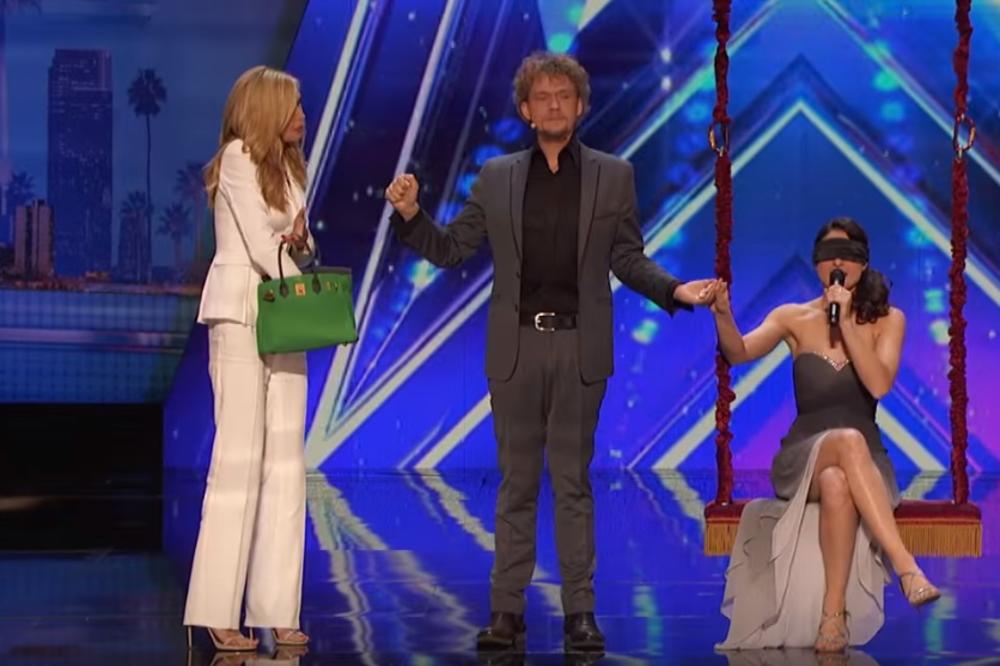 Ona vezanih očiju zna šta držite u ruci, iako je metrima daleko od vas (VIDEO)