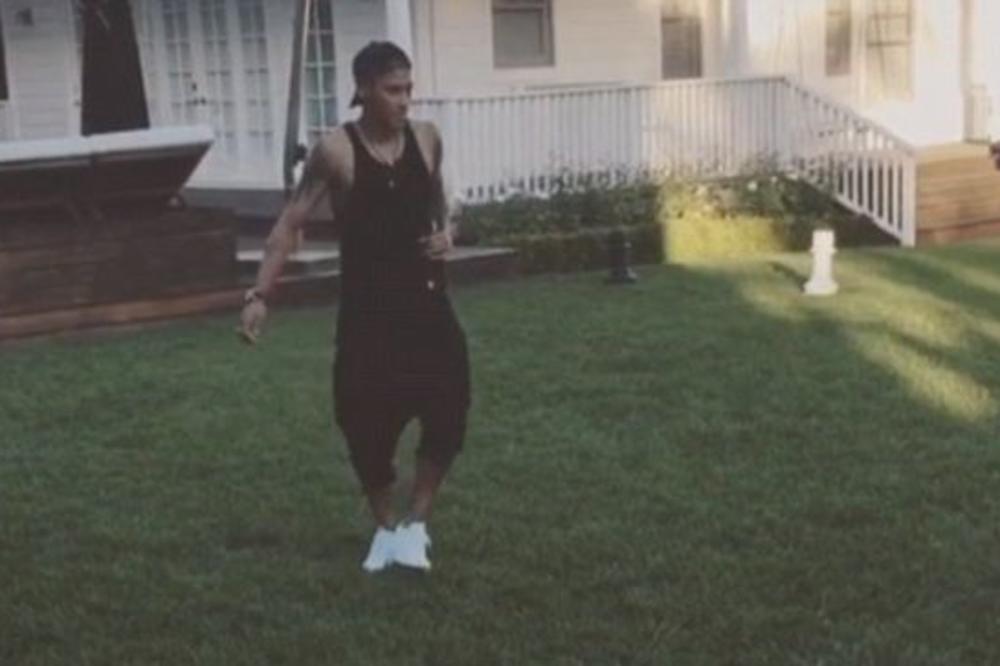 Šta to Džastin Biber i Nejmar rade sami u dvorištu? (VIDEO)