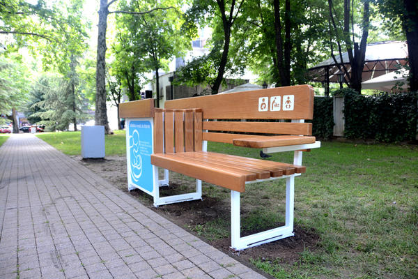 Samo za mame i bebe: Klupa za dojenje u Tašmajdanskom parku (FOTO)