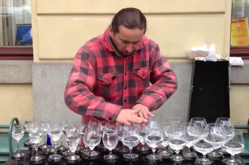 Melodija koju ovaj Čeh proizvodi pomoću čaša nije sa ovog sveta (VIDEO)