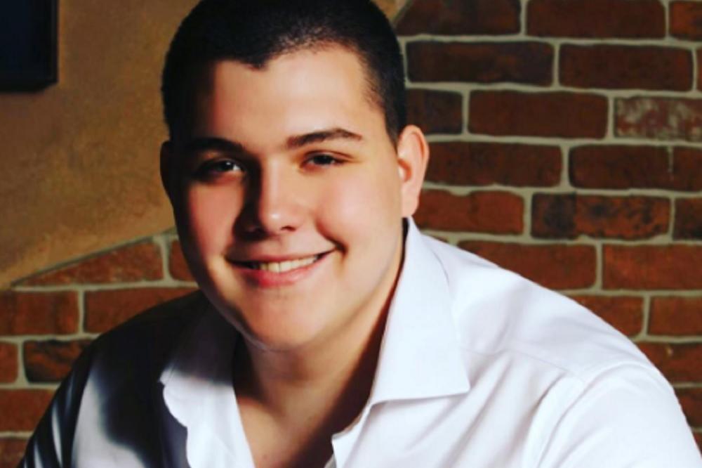 Brenin sin luduje na Tajlandu! GRLI TRANVESTITA i pipka mu velike grudi! (FOTO)