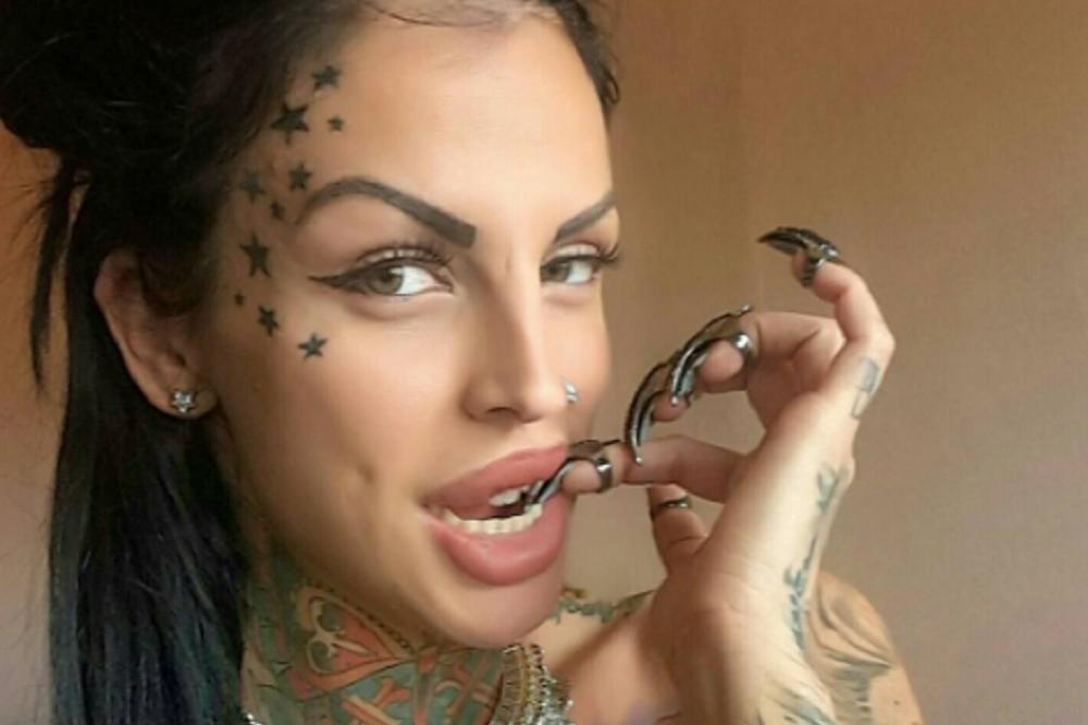 Bivša farmerka pukla s mozgom: Tera Sotonu, priča bez prestanka i škraba se po licu kao luda?!