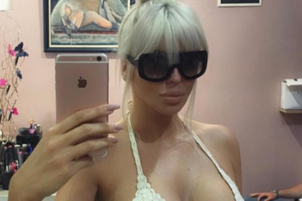 JK u vreloj akciji sa igračicom: Jedna hvata za guzu, a druga za... (FOTO)