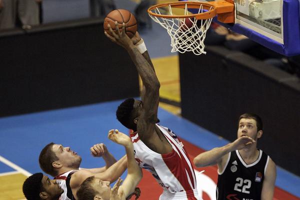 Kad Kvinsi Miler poludi, odbrana Partizana ne zna šta ju je snašlo! (VIDEO)