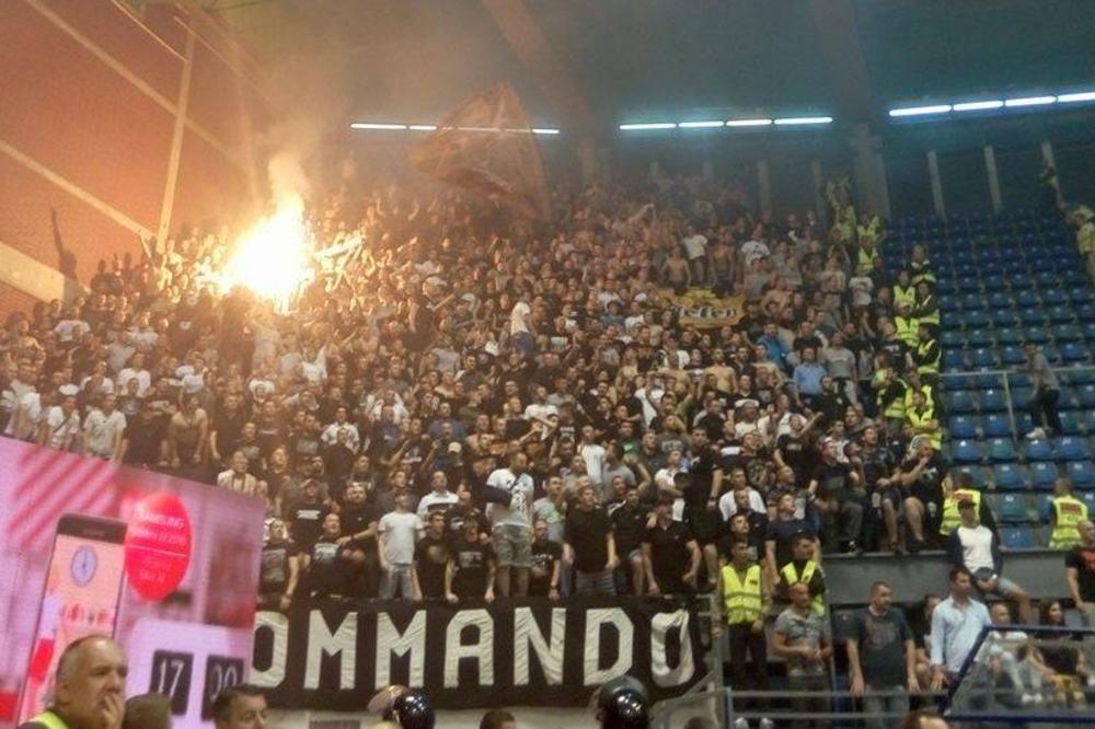 Grobari zadimili Pionir: Navijači Partizana u svom fazonu navijaju na derbiju! (VIDEO)