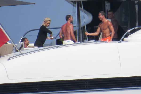 Ronaldo bacio svet u rebus: Ko je misteriozna crnka u tangama na njegovoj jahti! (FOTO)