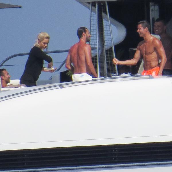 Ronaldo bacio svet u rebus: Ko je misteriozna crnka u tangama na njegovoj jahti! (FOTO)