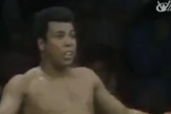 Nije vam jasno zašto je Ali najveći? Zato što spusti ruke i izbegne 21 udarac u 10 sekundi! (VIDEO)