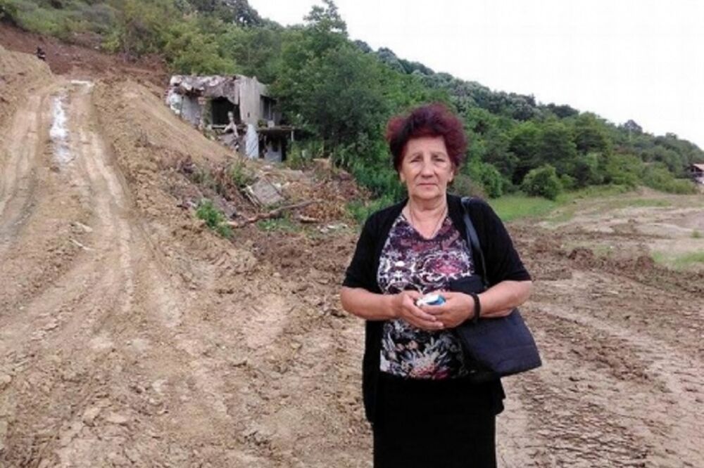 Da li su normalni? Umesto šupe ženi srušili kuću da bi sagradili auto-put! (FOTO)