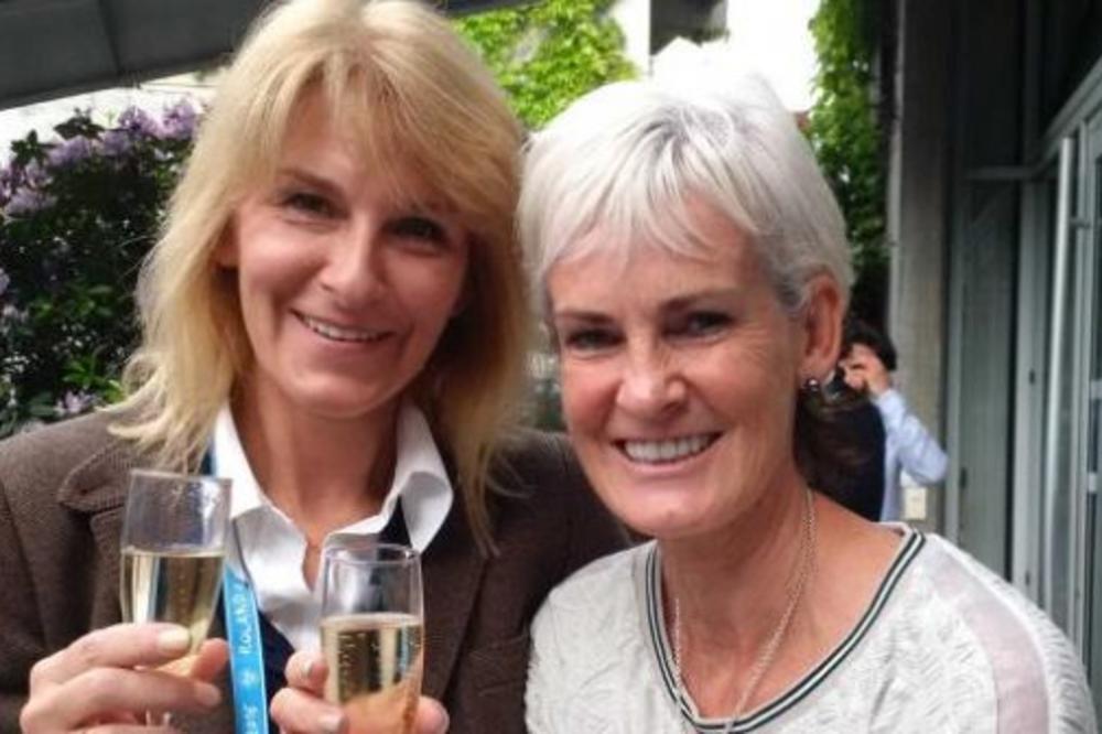 Ono kada Džudi i Dijana slave uz šampanjac! (FOTO)