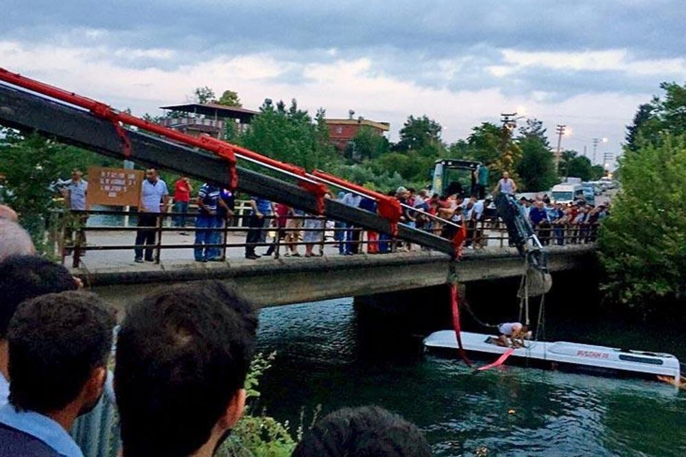 Strašna nesreća u Turskoj: Autobus pun dece pao u kanal, 14 poginulih!
