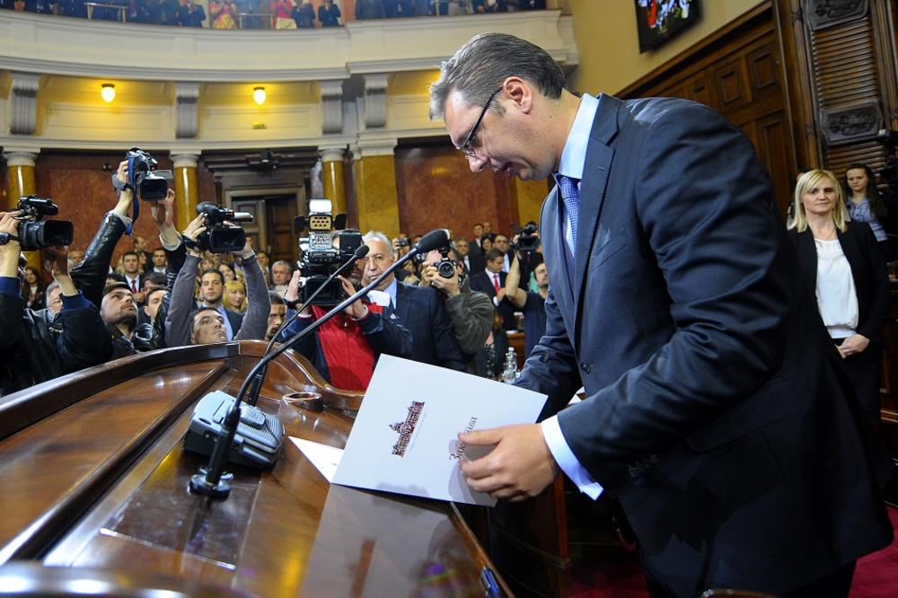 Vučić podneo ostavku! Ne, nije šala!