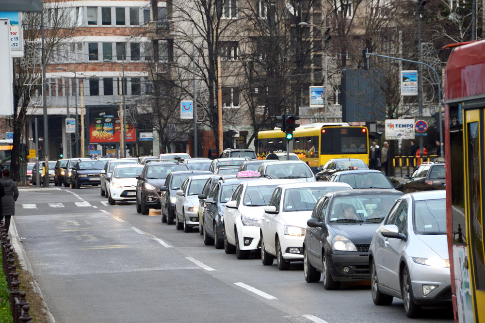 AMSS UPOZORAVA VOZAČE: U gradovima pojačan saobraćaj, mogući zastoji zbog pljuskova!