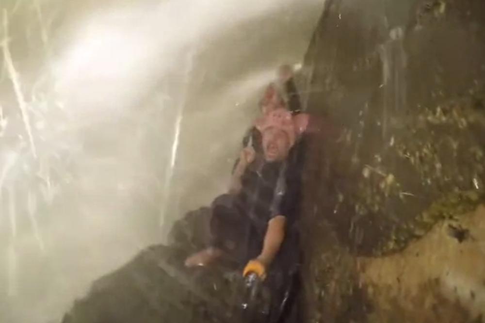 Zvanično imamo najluđi selfi ikada, i to ispod opasne brane (GIF)