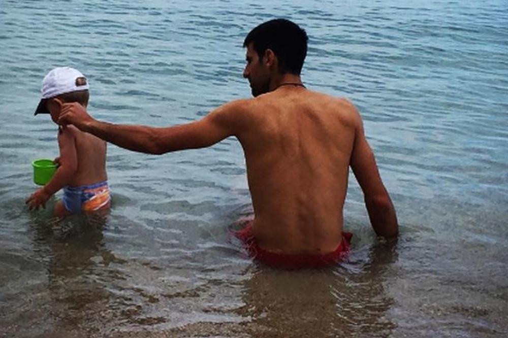 UVEK U CENTRU PAŽNJE: Stefan Đoković ponovo oduševljava svojim nestašlucima! (FOTO)