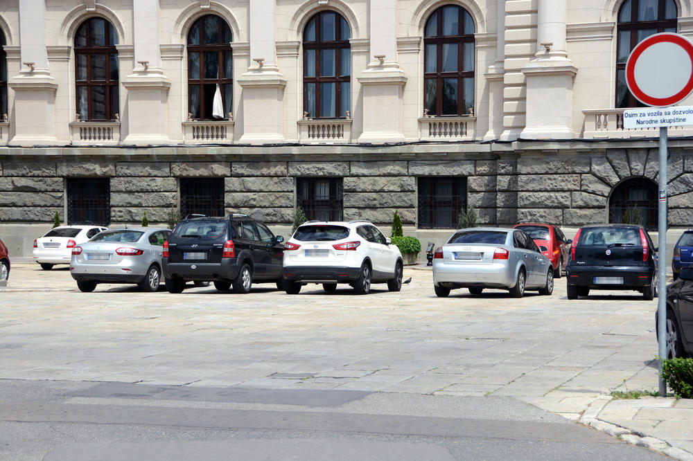 IMAMO POBEDNIKA! Ovo je najbahatije parkiranje ikada u Srbiji! (FOTO)