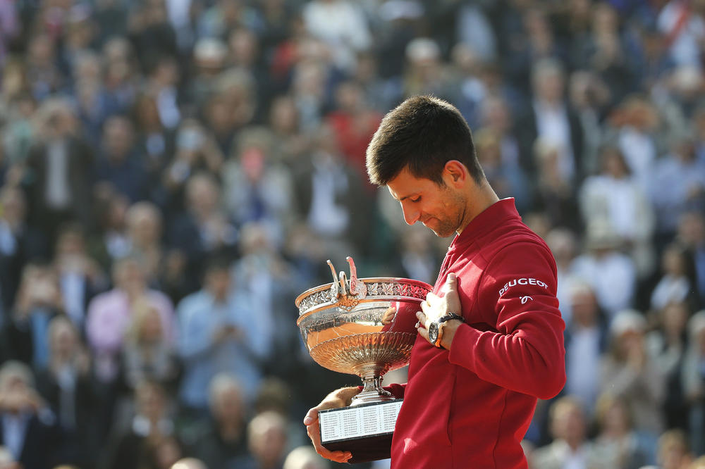 Bruka veka! Britanci cenzurisali Bože pravde, čak su pokrili usta Novaku da se ne vidi šta peva! (VIDEO)