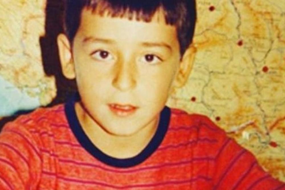 I tada je imao voditeljski stav: Dečačić sa slike je danas jedno od omiljenih lica sa malih ekrana (FOTO)