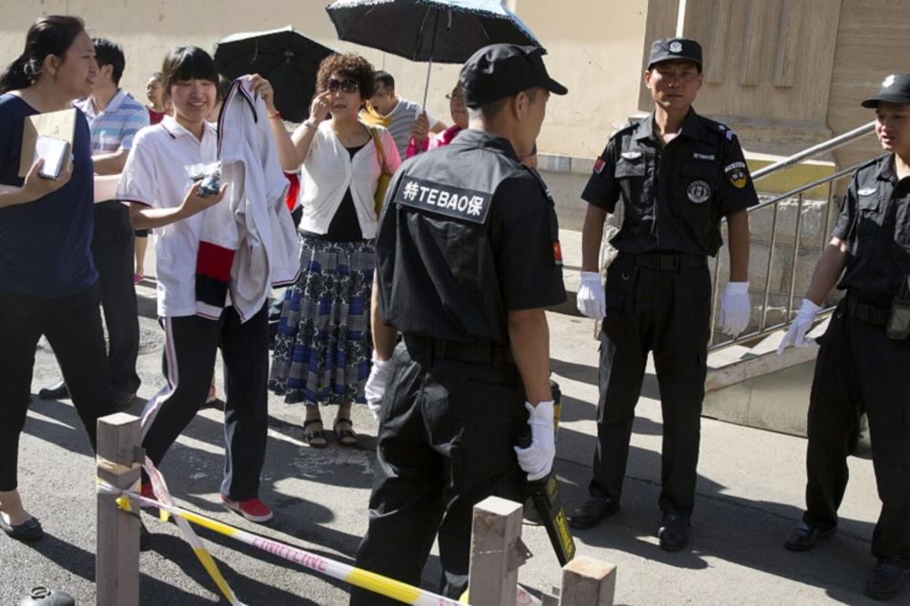 Pa ti prepisuj ako hoćeš: Kinezi zbog puškica šalju studente na robiju! (GIF)