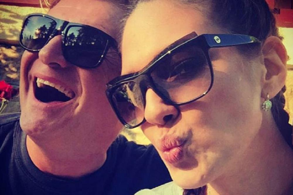 Pala teška prozivačina! Pogledajte kako su fanovi isprdali Lečića zbog porodične fotke! (FOTO)