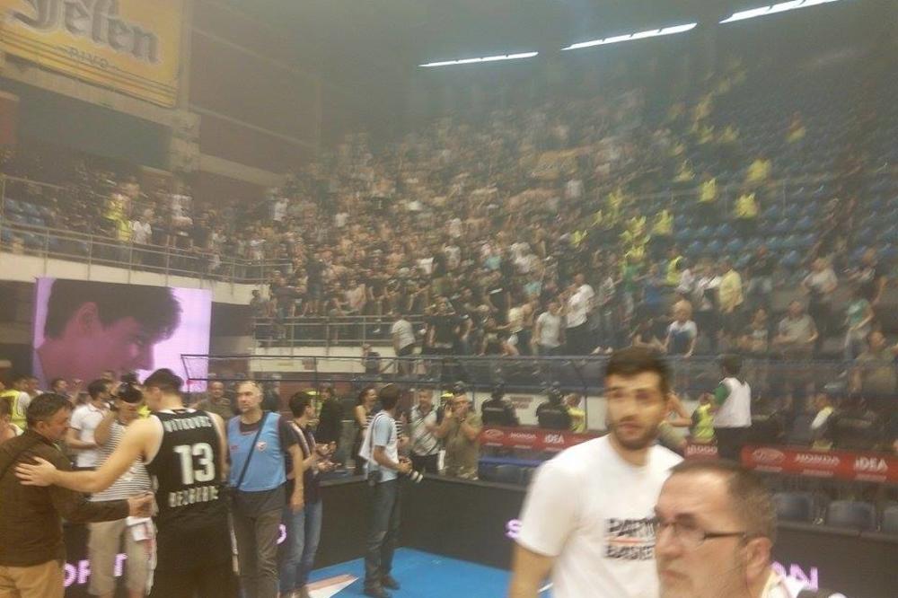 Murić i Veličković poveli slavlje sa Grobarima! (VIDEO)