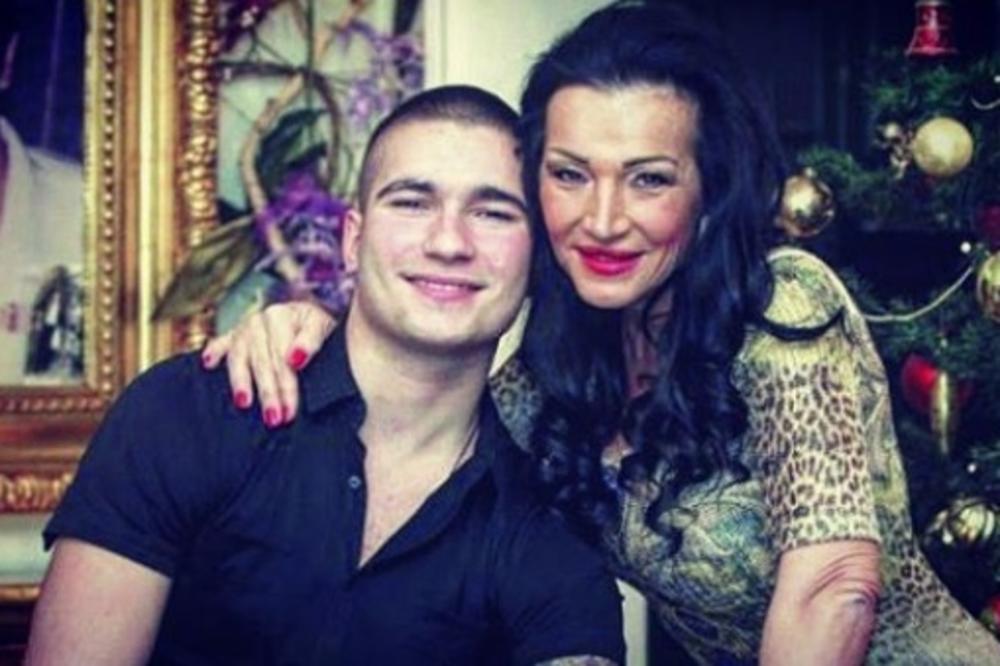 UZ SUZE I BOL: Razgovor Goce Božinovske i sina nad Šijanovim grobom: Eh moj Zorane mučim se sa decom!