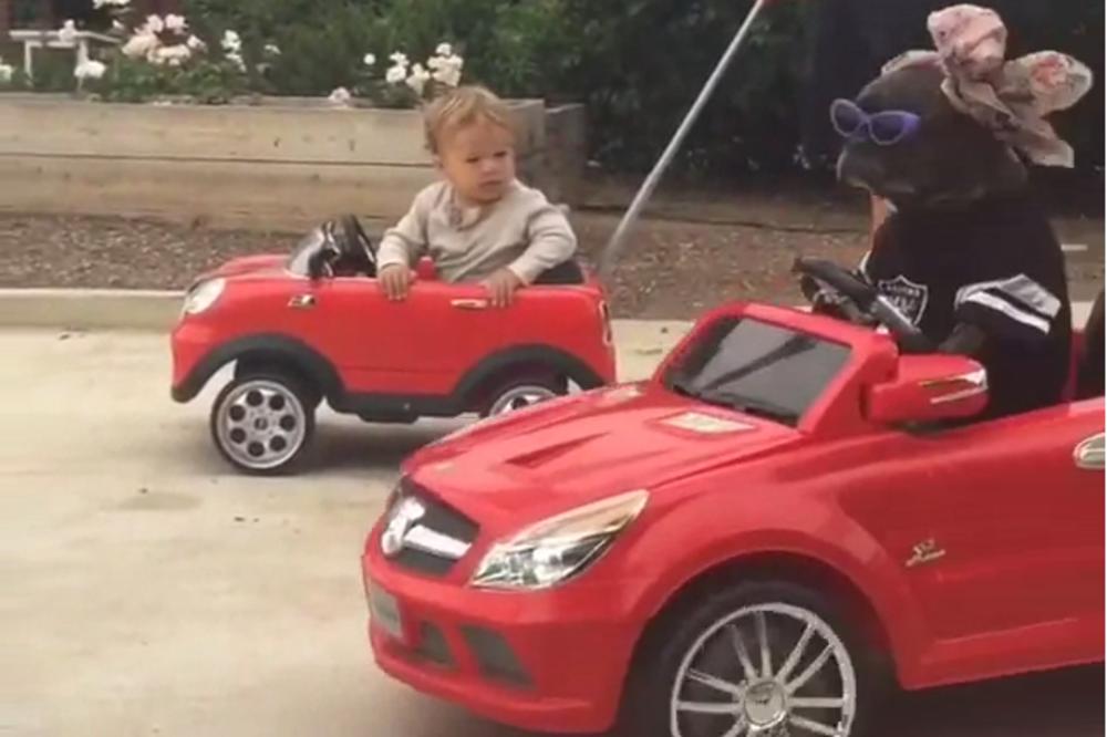 Mangupi za volanom: Možda nije Ferari, al' opasna kolica voze ovi drugari! (GIF)