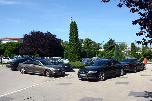 Partizan se raspada, a oni se bahate: Pogledajte kakve zveri voze glavonje Partizana! (FOTO)