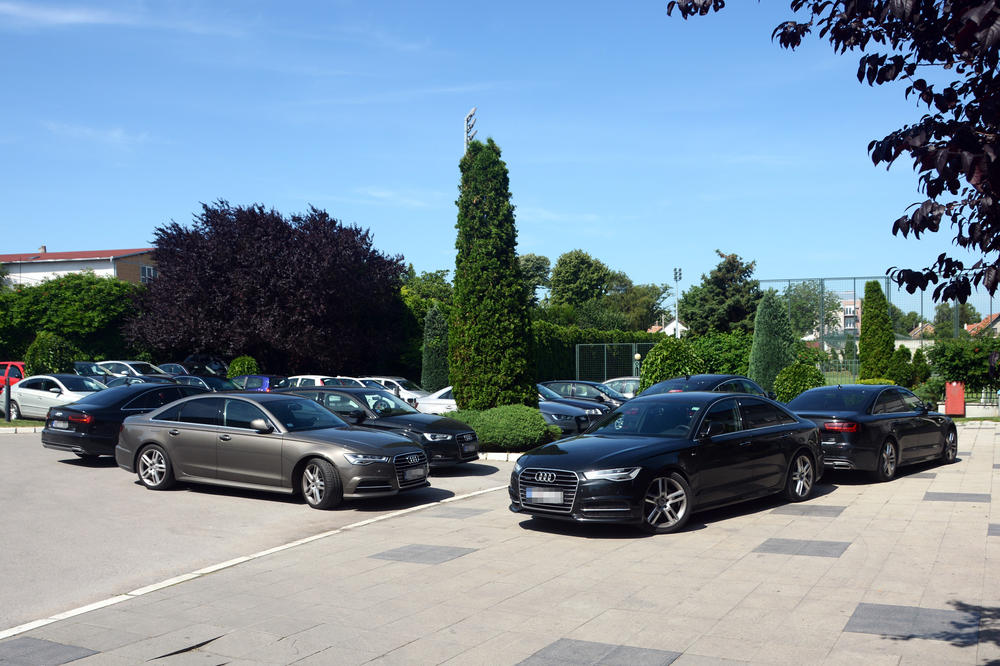 Partizan se raspada, a oni se bahate: Pogledajte kakve zveri voze glavonje Partizana! (FOTO)