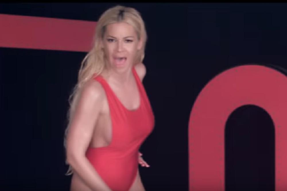 Pa, da li je moguće? Nata u krevetu sa 2 cice...i sve tri su gole!